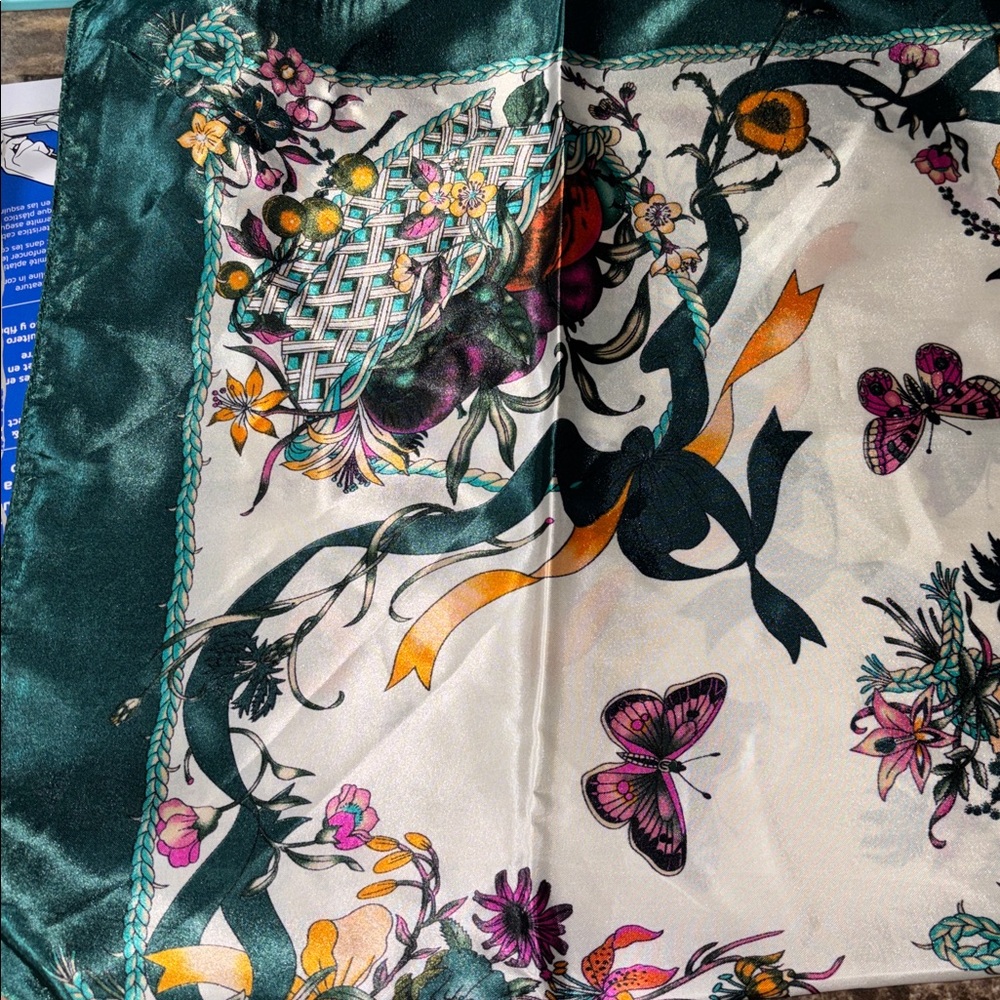 Large Scarf with Green Border NWOT - Picture 2 of 4